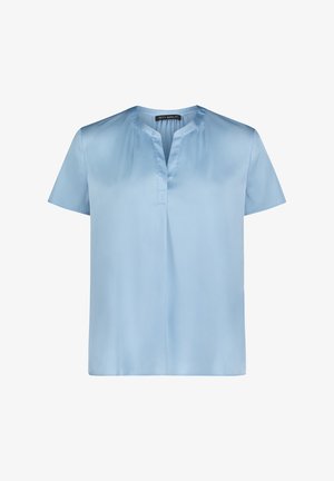 Blouse à manches courtes bleu clair avec un col en V et un léger plissage sous l'encolure, en tissu lisse semblable au satin.