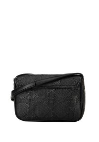 Borsa a tracolla intrecciata nera con finitura testurizzata, motivo a rombi diagonale e una sottile tracolla in pelle. Forma rettangolare compatta.