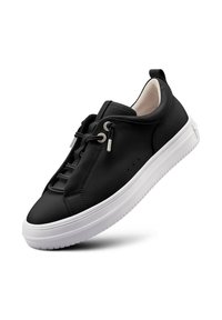 Schwarze Sneaker mit einem glatten Lederoberteil, kontrastierender weißer Gummisohle und dekorativen Schnürsenkeln mit silbernen Hardwareakzenten.