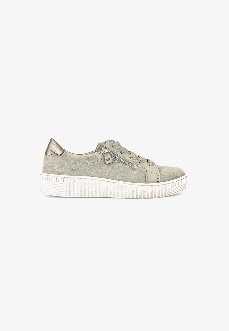 Baskets en daim vert clair avec une semelle blanche texturée, un bout rond et une fermeture éclair latérale, ornées d'accents métalliques au talon.