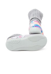 Chausson gris avec bord côtelé, présentant un motif arc-en-ciel et nuage sur le dessus, texture douce et semelle extérieure en caoutchouc texturée.