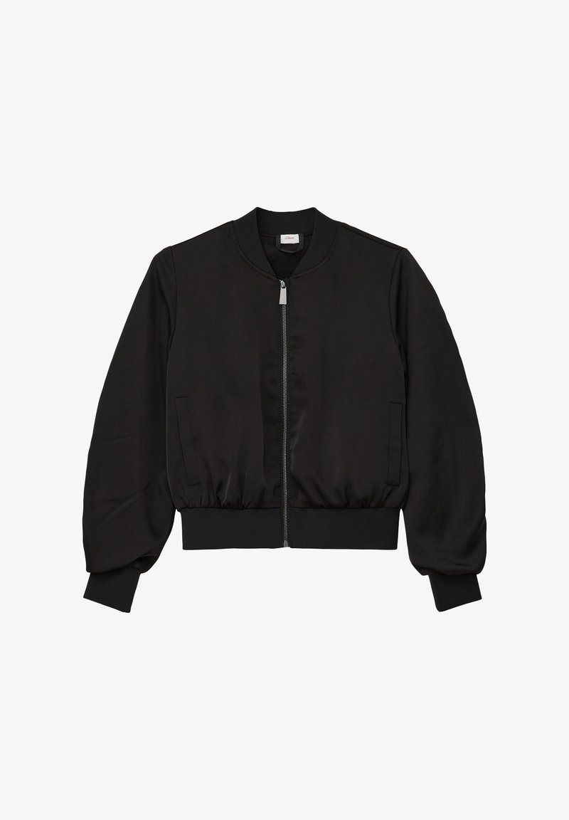 Veste bomber noire avec fermeture éclair à l'avant, col, poignets et ourlet côtelés, et deux poches avant passepoilées sur fond blanc.