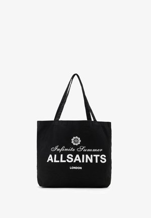 Svart tygväska med långa handtag, med vit text: "Infinite Summer ALLSAINTS LONDON" och en cirkulär logotypgrafik.