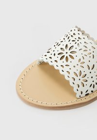 TWINSET SANDALO MOTIVO TRAFORO - Sandals - white