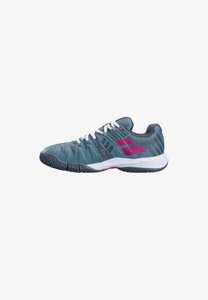 Zapatillas deportivas grises con acentos rosas, que cuentan con un upper texturizado, puntera reforzada, cordones blancos y una suela de goma negra con patrón.