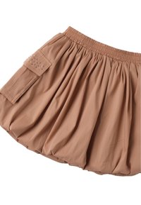 Brauer Faltenrock mit elastischem Bund. Verfügt über eine seitliche Tasche, die mit kleinen metallischen Nieten verziert ist. Glatte Textur und weicher Stoff.