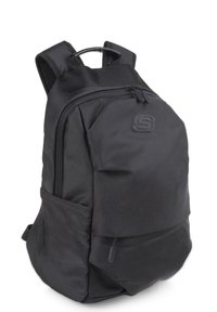 Mochila negra hecha de tela duradera, con dos correas para los hombros, un asa en la parte superior, múltiples compartimentos con cremallera y un logo sutil.