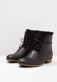 HUB Nauhalliset nilkkurit - black