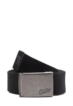 Ceinture tissée noire avec une boucle en métal argenté. La boucle présente une finition texturée et un logo. La ceinture a une texture textile lisse.