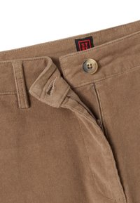 Pantalones de pana marrones con cierre de botón, cremallera y costuras claras. La tela tiene un patrón de acanalado texturizado.