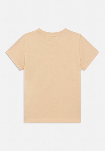 Camiseta beige de algodón de manga corta con cuello redondo, vista desde atrás sobre un fondo blanco liso.