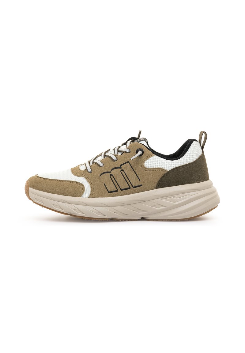 Zapatilla ligera que presenta una combinación de ante verde oliva, malla blanca y suela de goma beige. Acentos en negro y blanco con un detalle de logo.