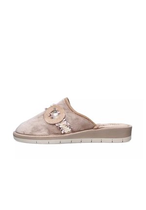 Pantofole beige senza lacci con texture pelosa, decorazione in tessuto rotonda e suola piatta e rigata.