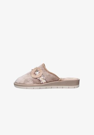 Pantofole beige senza lacci con texture pelosa, decorazione in tessuto rotonda e suola piatta e rigata.