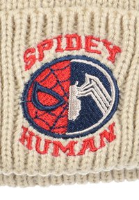 Gebreide beanie in crème met een geribbelde textuur. Kenmerkt zich door een geborduurd rond logo in rood en blauw, met daarop een spinnetje en de tekst "SPIDEY HUMAN."