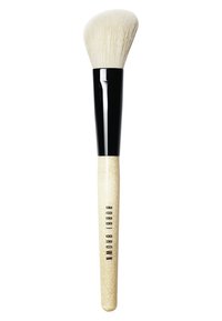 Pinceau de maquillage rond avec des poils blancs doux, une virole noire brillante et un manche en bois clair gravé avec "BOBBI BROWN."