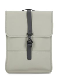 Zaino grigio realizzato in materiale liscio, dotato di chiusura a pattina con fibbia e cinturino neri, e dettagli di cucitura visibili.