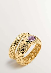 Anillo en forma de serpiente de oro con un diseño de escamas texturizadas y un acento de piedra preciosa púrpura, complementado con un pequeño detalle de piedra verde.