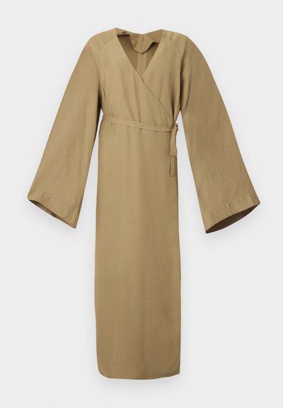 Longue robe beige portefeuille avec manches larges et ceinture fine nouée à la taille, présentée sur fond blanc uni.