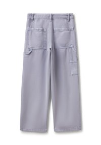 Pantalones cargo de color gris claro, confeccionados en tela suave, con perneras amplias, dos bolsillos traseros y un bolsillo lateral para mayor funcionalidad.