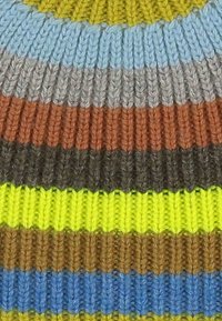 Prim-plan al unui țesătură tricotată cu dungi ribbed orizontale în culorile galben, albastru, maro, gri, portocaliu și verde închis.
