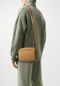 Pier One UNISEX - Skulderveske - brown