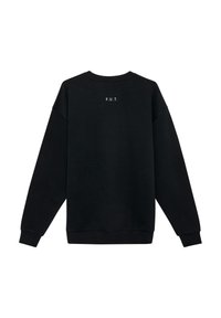 Svart sweatshirt i blandning av bomull, med rund halsringning och sänkt axel. Baksidan visar texten "F.U.T." i vit brodyr.
