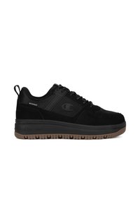 Sneakers neri impermeabili con suola imbottita, parte superiore in suede e materiali sintetici, design testurizzato e branding prominente sul lato.