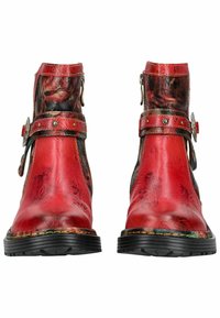 Stivaletti alla caviglia in pelle rossa con impunture floreali decorative, suole in gomma nera e fibbie di metallo. Parte superiore dettagliata con accenti colorati.