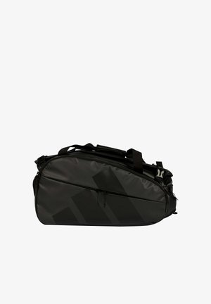 Borsa da tennis nera con tasca laterale con cerniera e doppie maniglie, progettata per contenere racchette e attrezzatura sportiva.