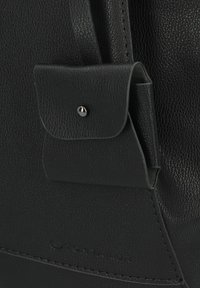 Borsa in pelle nera con texture, dotata di una pattina anteriore e di una chiusura a scatto in metallo. Presenta un logo impresso nella parte inferiore e dettagli di cuciture visibili.