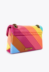 Kleurrijke leren handtas met diagonale strepen in roze, oranje, geel en blauw. Voorzien van een kettingriem en een gouden logo plaat.