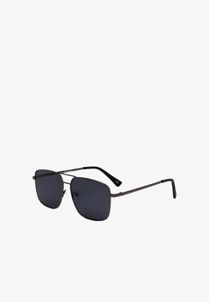 Occhiali da sole eleganti con montatura in metallo nero, lenti rettangolari grandi e scure, e sottili astine con terminali curvi neri.