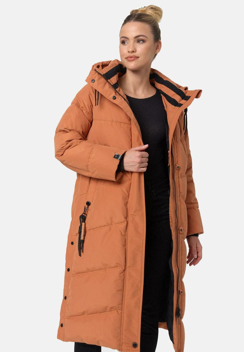 Gevoerd lang jasje in gebrandoranje met een capuchon, voorzien van zwarte accenten, een rits aan de voorkant en drukknoopjes. Gladde textuur met een gestikte patroon.