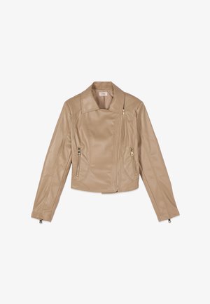 Chaqueta de motociclista de cuero sintético beige con cremallera frontal asimétrica, bolsillos laterales con cremallera, detalles de cremalleras en los puños y un cuello ancho.