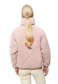 Ljust rosa puffjacka med hög krage, diamantquiltad, elastiska ärmslut och en avslappnad passform, visad bakifrån.