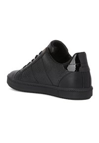 Sneaker in pelle nera con un pannello laterale testurizzato, dettagli in vernice lucida e suola in gomma piatta. Design con lacci dallo stile minimalista.