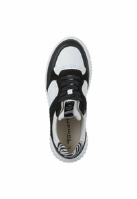 Sneaker noir et blanc avec une tige en cuir et en daim, bout rond, détails de perforation et imprimé zèbre sur la semelle intérieure.