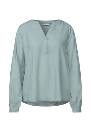 Lichtblauwe blouse, lange mouwen, V-hals, zachte textuur, losse pasvorm, geplooide manchetten, gladde stof, minimalistisch ontwerp, geen patronen.