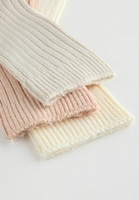 Trei bucăți de țesătură tricotată în culori pastelate, delicate: roz pal, crem și galben deschis. Design texturat cu dungi și margini neterminate.