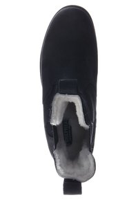 Černá kotníková bota s hladkým koženým povrchem, měkkým beránkovým zateplením a pull tabem na patě pro snadné obouvání a zouvání.