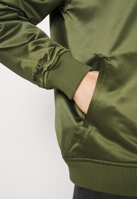 Mitchell & Ness CHICAGO BULLS NBA FLIGHT JACKET - Outdoorjacke - dark green