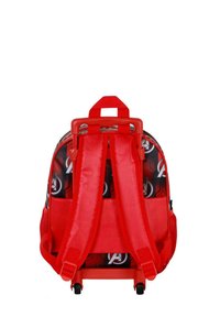 Mochila roja con interior negro que presenta patrones de logotipos de superhéroes, correas para los hombros ajustables y acolchadas, y un asa en la parte superior.