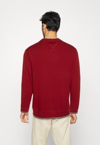 Tommy Hilfiger MONOTYPE TIPPED CREW NECK - Maglione - arizona red