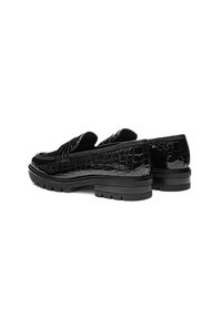 Zwarte lakleren loafers met een krokodillenstructuur, platte rubberen zool en decoratieve stiksels op de bovenkant. Heeft een glanzende afwerking.