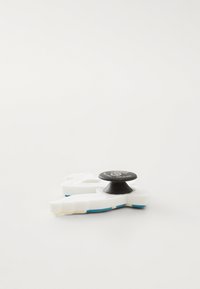Spinner fidget bianco a forma di piuma, con un centro nero, accenti blu e superficie liscia. Design leggero e portatile.