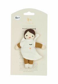 Doekpop met bruine haren, beige gezicht, witte jurk en bruine ledematen. Bevestigd op een kaart met productnaam en leeftijdsaanbeveling.