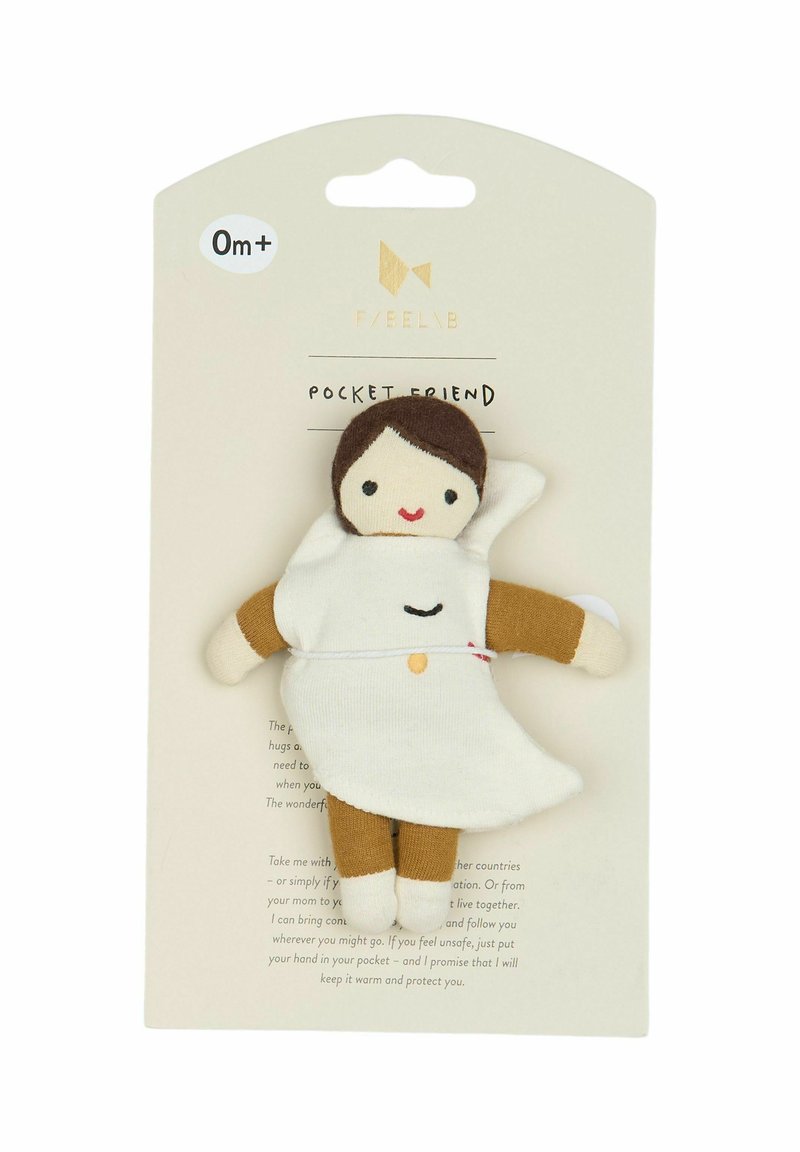 Doekpop met bruine haren, beige gezicht, witte jurk en bruine ledematen. Bevestigd op een kaart met productnaam en leeftijdsaanbeveling.