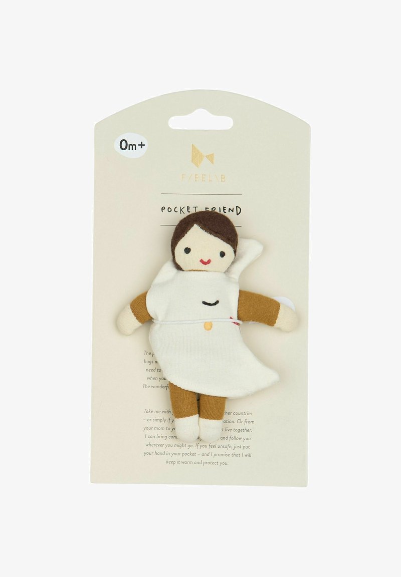 Doekpop met bruine haren, beige gezicht, witte jurk en bruine ledematen. Bevestigd op een kaart met productnaam en leeftijdsaanbeveling.