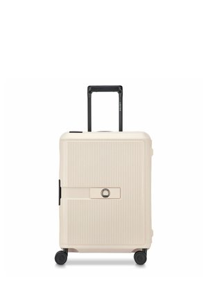 Maleta rígida color crema con estrías verticales, cuatro ruedas negras giratorias, asa negra retráctil y cerradura de combinación incorporada sobre fondo blanco.